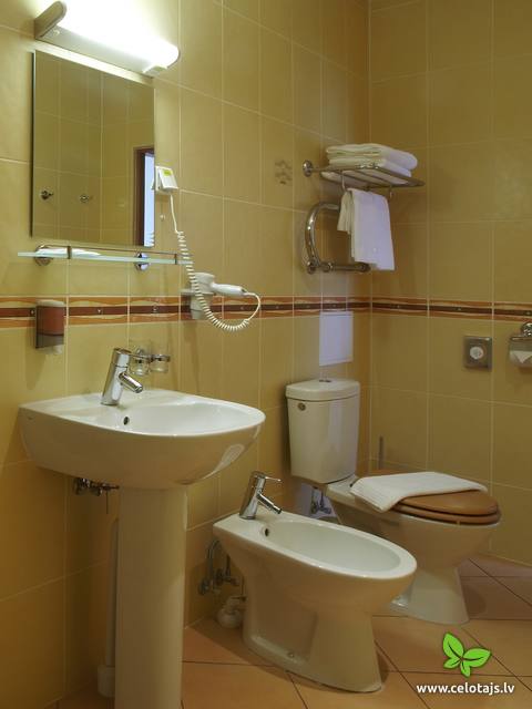 Standard_bathroom.jpg